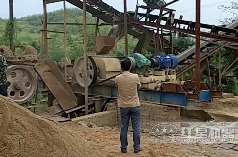 對輥式破碎機制砂現(xiàn)場 對輥式破碎機制砂現(xiàn)場