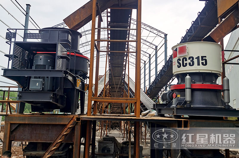 圓錐破和制砂機(jī)加工現(xiàn)場(chǎng) 圓錐破和制砂機(jī)加工現(xiàn)場(chǎng)