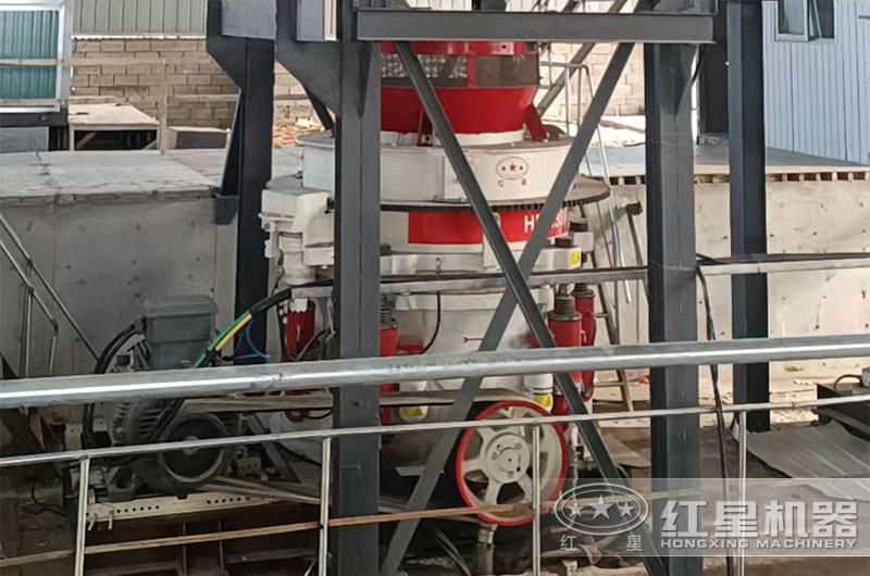 白云石圓錐破作業(yè)現(xiàn)場(chǎng) 白云石圓錐破作業(yè)現(xiàn)場(chǎng)