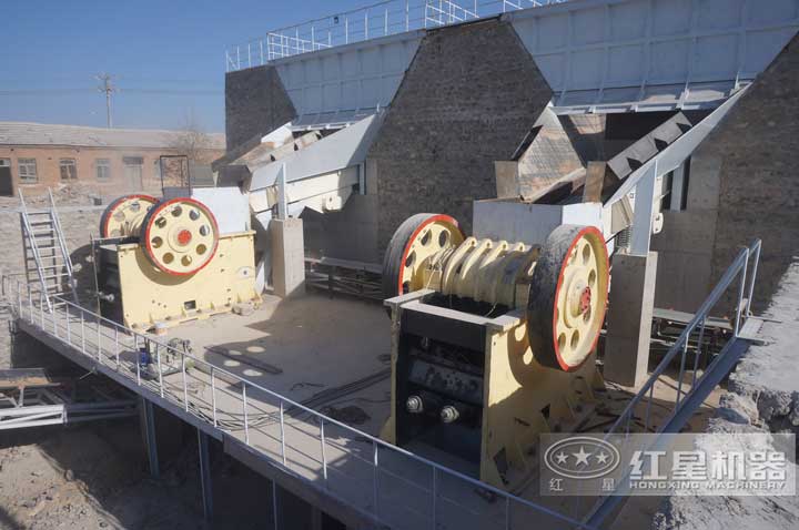 河北制砂生產現(xiàn)場，兩臺顎破同時有效生產