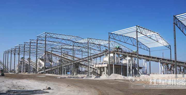 時產800噸生產現(xiàn)場，多臺設備同時作業(yè)