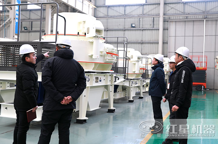 用戶來廠考察，有業(yè)務(wù)經(jīng)理現(xiàn)場(chǎng)報(bào)價(jià)