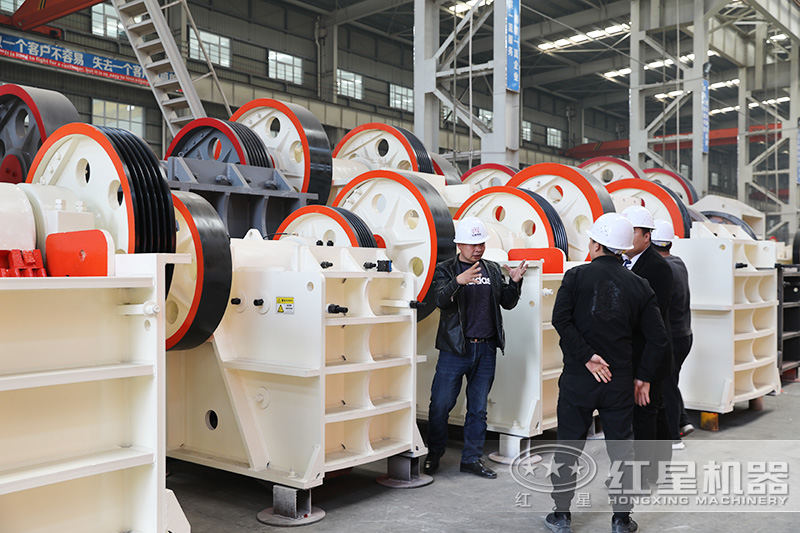 客戶參觀紅星破碎機(jī)車(chē)間