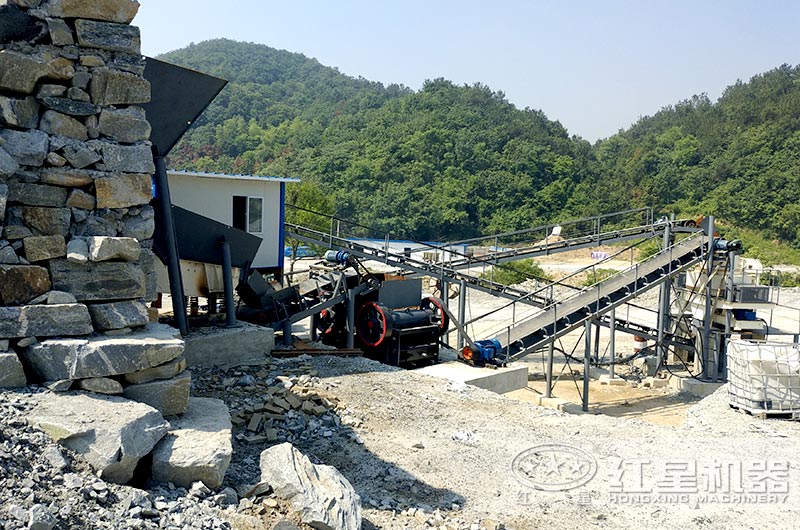 顎式細破碎機破碎現場，搭配制砂機使用